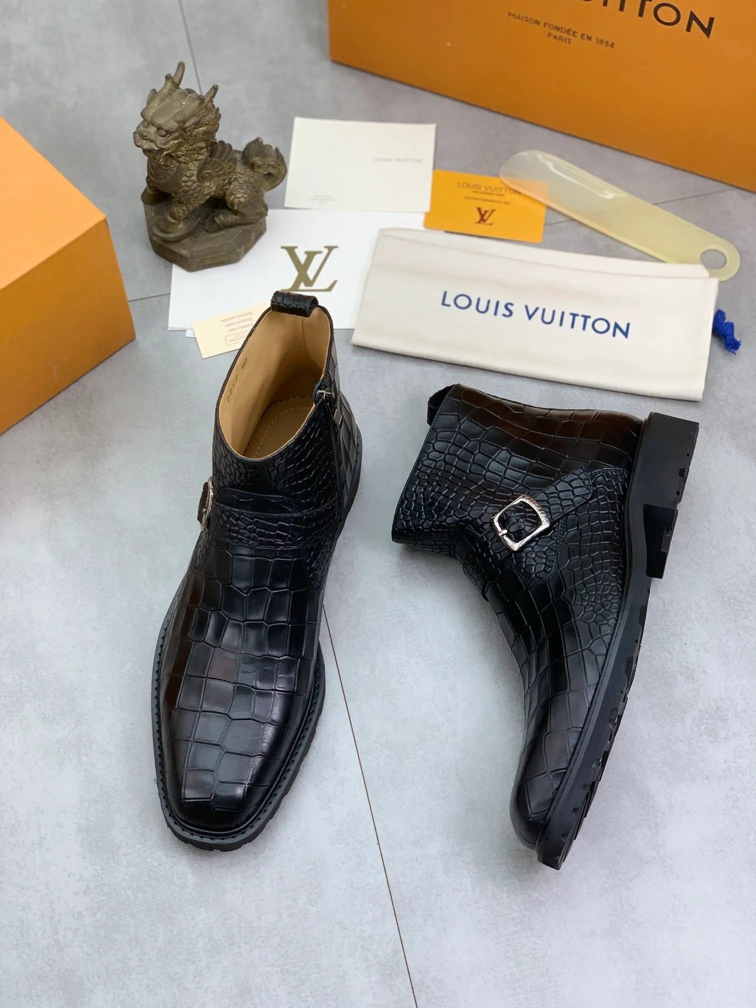 Men's shoes 💰P640 💰【New】🆘Water-dyed cow lining LV Louis Vuitton business high-top leather shoes, made of original imported Italian 🇮🇹 open-edge bead-rubbed open-edge bead cowhide, full cowhide lining, carefully handmade by professional shoemakers, the original version is specially designed for wear-resistant outsole. Standard code: 38-45 3⃣️color🉑️select